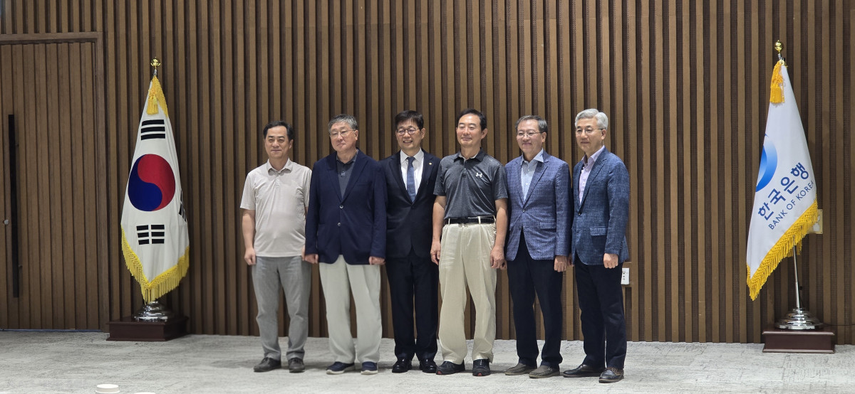▲20일 서울 중구 한국은행 별관에서 이임식을 가진 유상대 부총재가 86행번 동기들과 함께 기념사진을 찍고 있다. (배근미 기자 athena3507@)