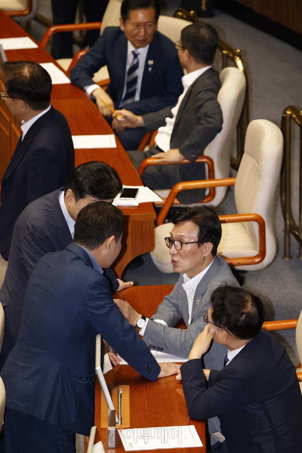 ▲20일 서울 여의도 국회에서 열린 본회의에서 김민석(왼쪽) 더불어민주당 대표가 동료 의원들과 대화하고 있다. 고이란 기자 photoeran@