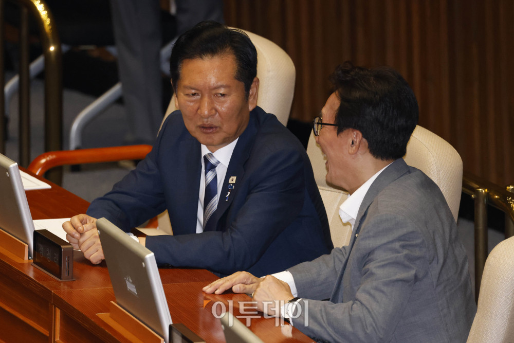 ▲20일 서울 여의도 국회에서 열린 본회의에서 김민석(오른쪽) 더불어민주당 대표가 정청래 의원과 대화하고 있다. 고이란 기자 photoeran@