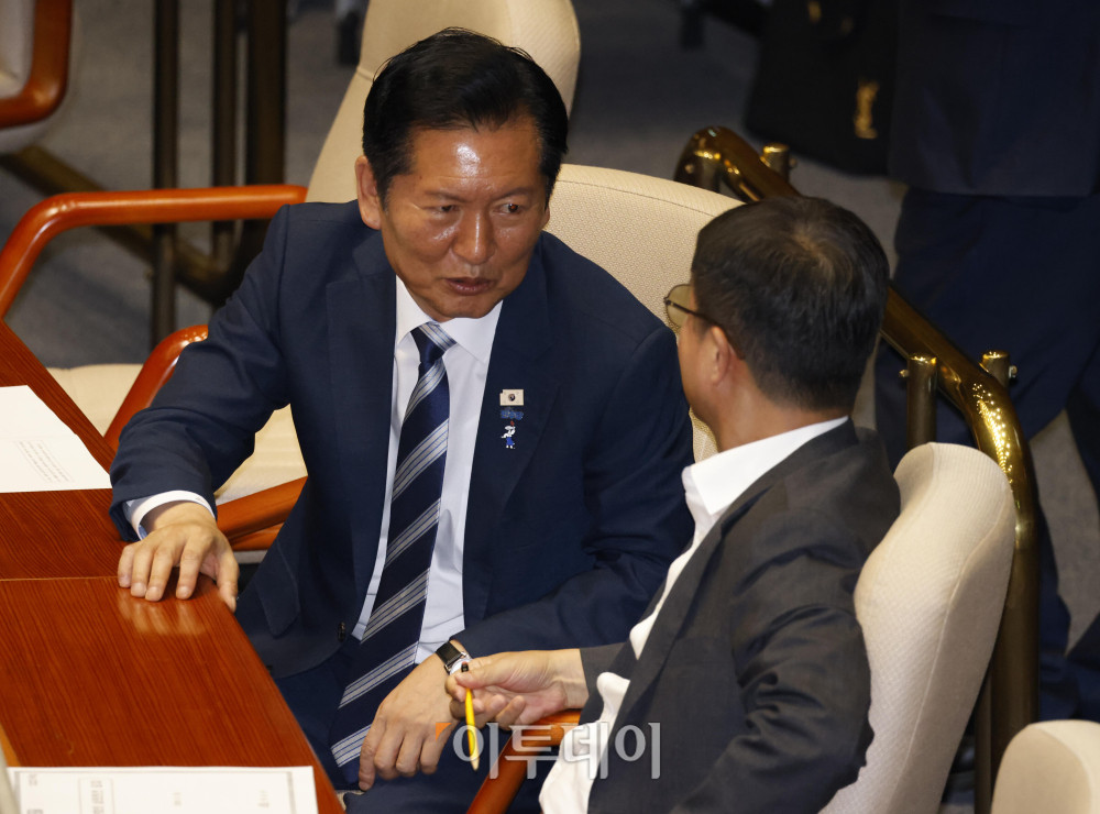 ▲20일 서울 여의도 국회에서 열린 본회의에서 한병도(오른쪽) 더불어민주당 원내대표가 정청래 의원과 대화하고 있다. 고이란 기자 photoeran@