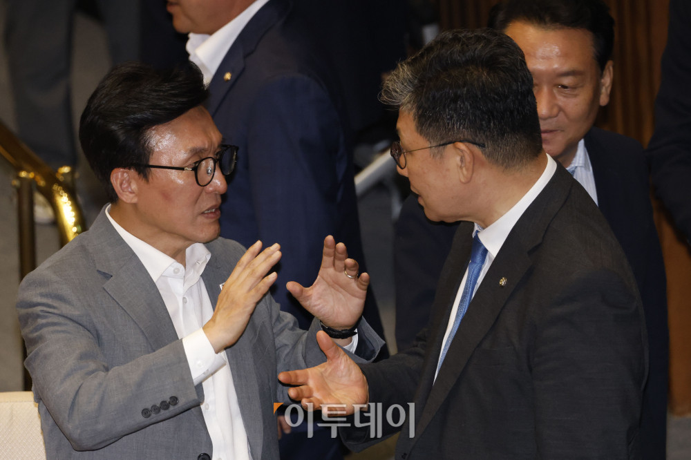 ▲20일 서울 여의도 국회에서 열린 본회의에서 김민석(왼쪽) 더불어민주당 대표가 동료 의원들과 대화하고 있다. 고이란 기자 photoeran@