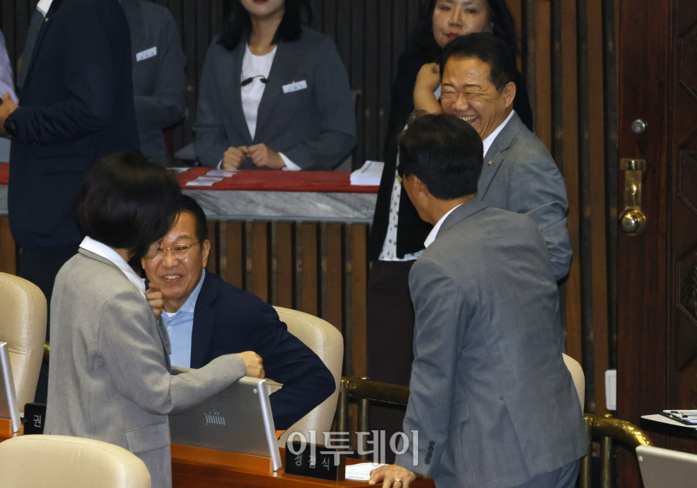 ▲20일 서울 여의도 국회에서 열린 본회의에서 김민석 더불어민주당 대표가 국민의힘 의원들과 대화하고 있다. 고이란 기자 photoeran@