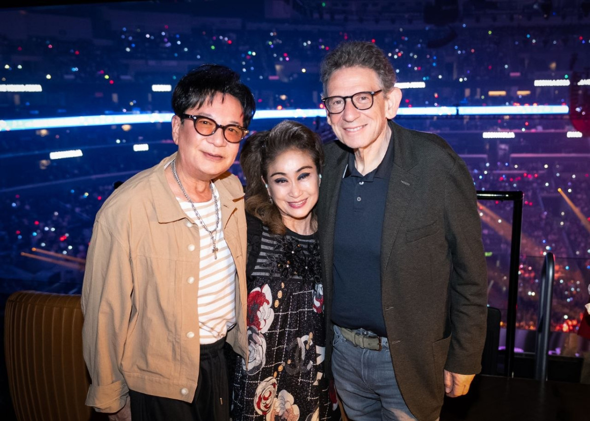 ▲16일(현지시간) 미국 로스앤젤레스에서 열린 KCON LA 2026 현장에서 만난(왼쪽부터) 이재현 CJ 회장, 이미경 CJ 부회장, 루시안 그레인지 UMG 회장 겸 CEO. (사진제공=CJ ENM)