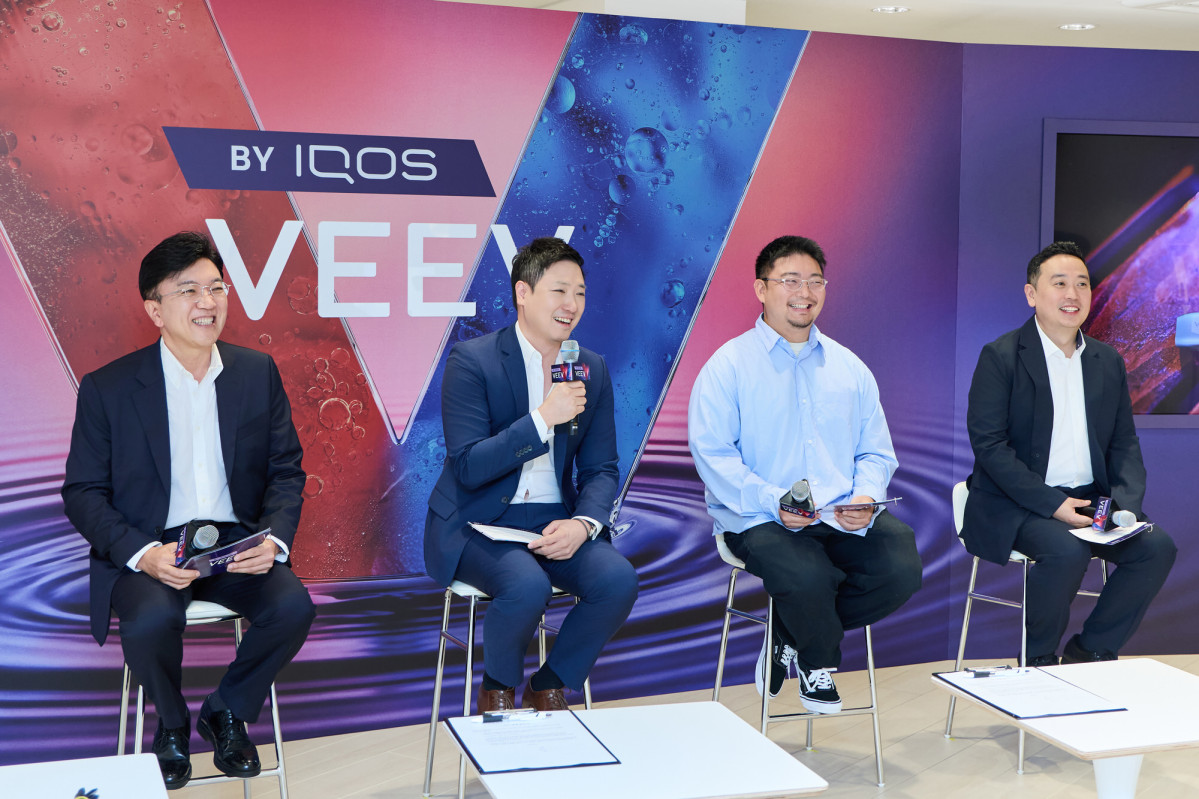 ▲19일 서울 강남구 신사동 아이코스 스토어 가로수길점에서 열린 ‘비브 인프라임’ 미디어 브리핑에서 한국필립모리스 관계자들이 취재진의 질문에 답하고 있다. 왼쪽부터 김주한 대외정책 및 홍보 부사장, 김태형 소비자경험 총괄 상무, 김기백 뉴프로덕트 시니어 매니저, 김재현 과학커뮤니케이션 부장. (사진제공=한국필립모리스)