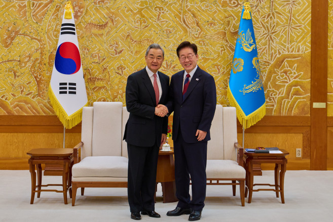 ▲이재명 대통령이 20일 청와대에서 왕이 중국공산당 중앙외사판공실 주임 겸 외교부장과 접견에 앞서 악수하고 있다. (연합뉴스)
