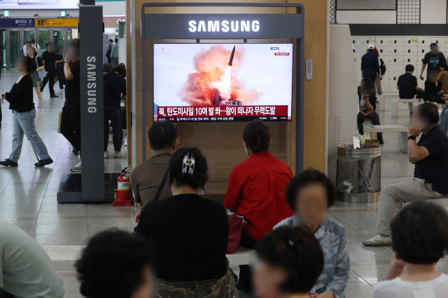 ▲북한이 단거리 탄도미사일 10여 발을 무더기 발사한 20일 서울역에 관련 뉴스가 나오고 있다. (연합뉴스)