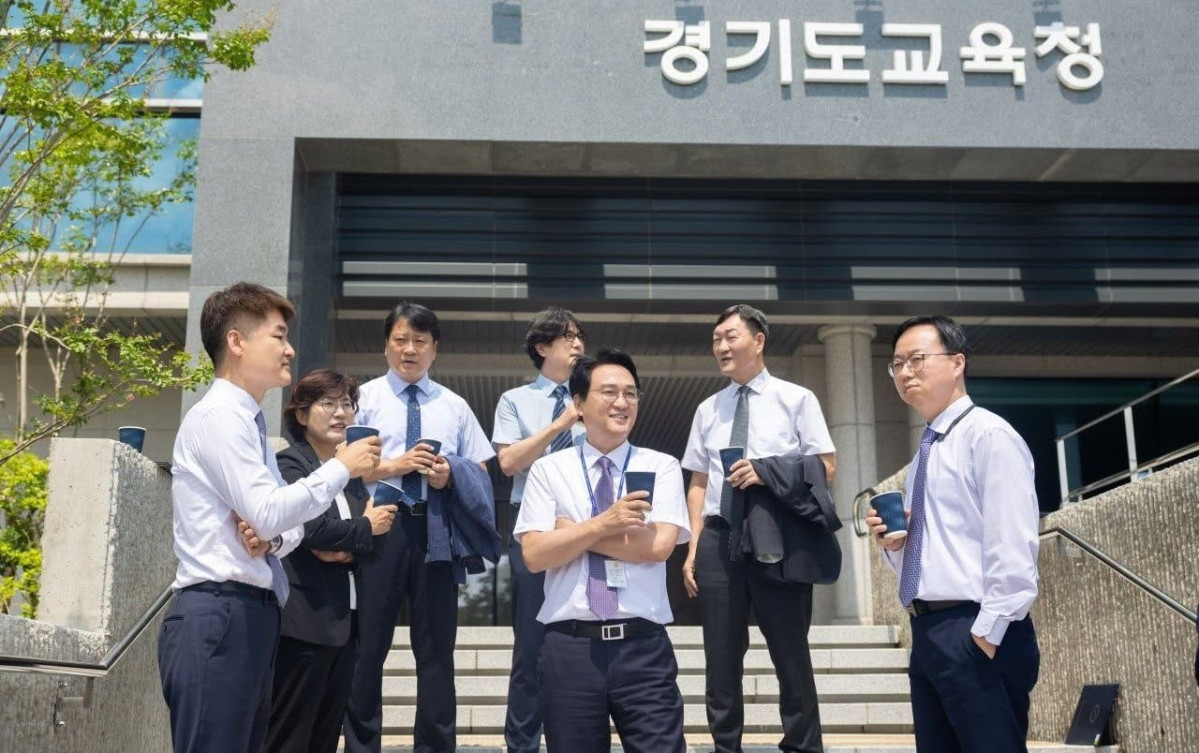 ▲안민석 경기도교육감이 경기도교육청 청사 앞에서 새로 진용을 갖춘 참모진과 이야기를 나누고 있다.
안 교육감은 20일 자신의 페이스북을 통해 이철우 홍보기획관과 신창승 비서실장, 박현석 교권보호단 수석부단장 등을 소개하며 “경기교육 라인업 구축! 든든합니다”라고 밝혔다. (안민석 경기도교육감 페이스북)