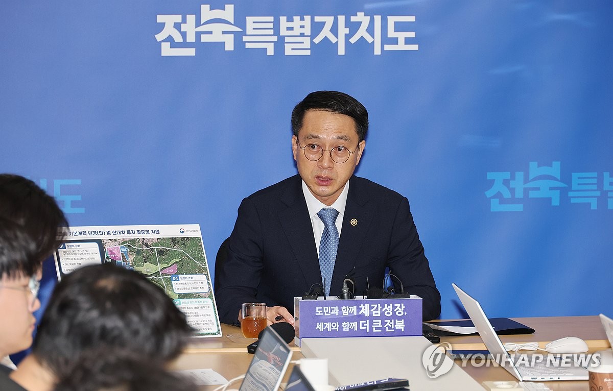 ▲문성요 새만금개발청장이 전북도청 브리핑룸에서 새만금 기본계획 변경안에 대해 설명하고 있다. (사진제공=연합뉴스)