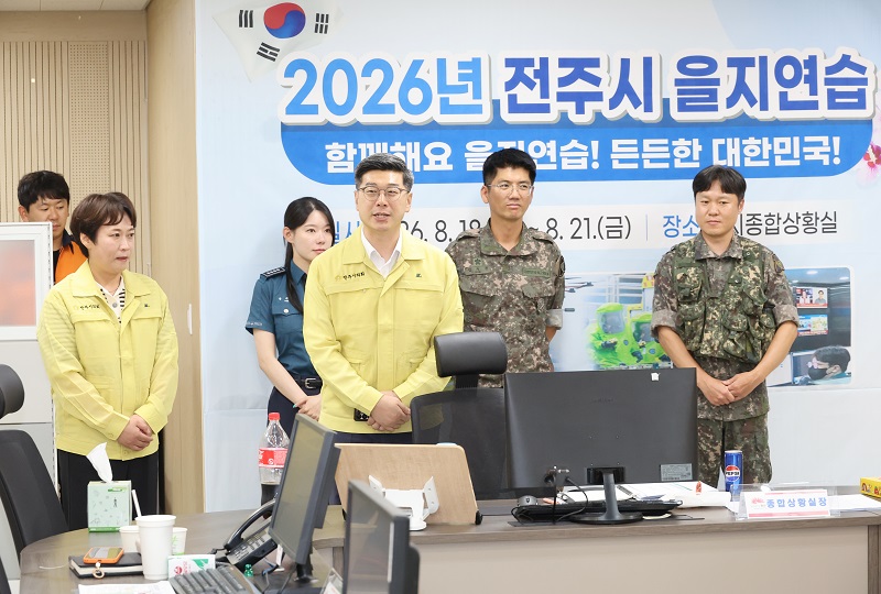 ▲김동헌 전주시의회 부의장과 온혜정 운영위원장이 전주시청 을지연습 종합상황실을 찾아 비상대비 태세를 점검하고 근무자들을 격려하고 있다. (사진제공=전주시의회)
