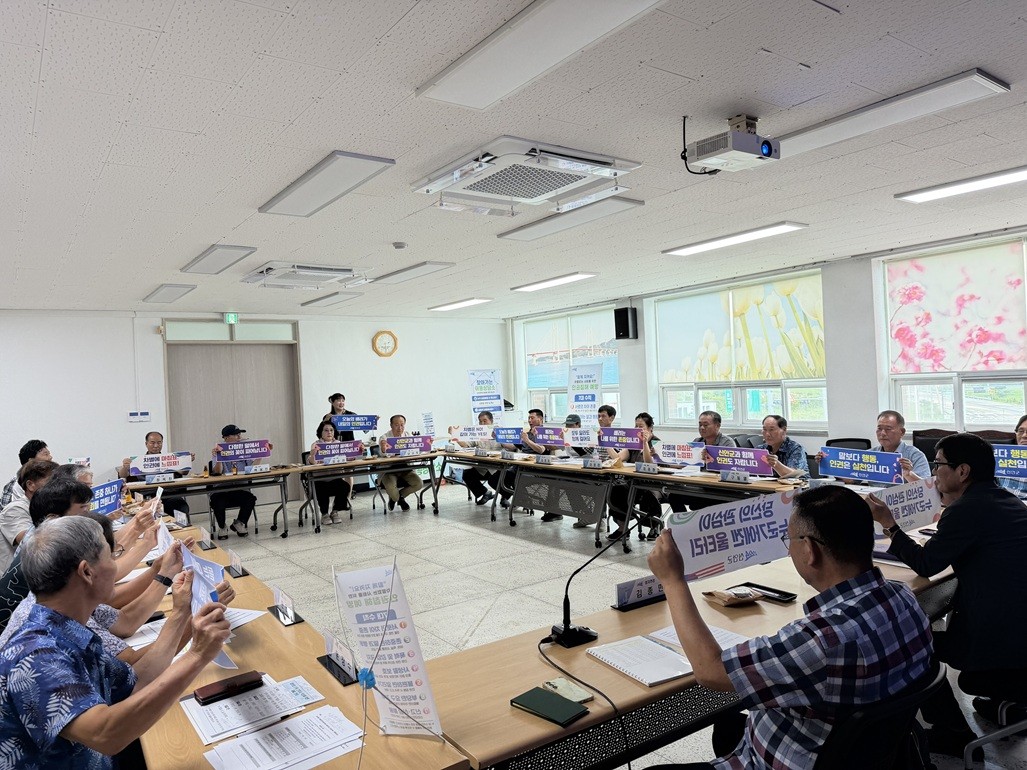▲신안군이 19일 임자면사무소에서 마을 이장 등을 대상으로 ‘마을 안전지킴이 찾아가는 인권교육’을 진행했다. (사진제공=신안군)