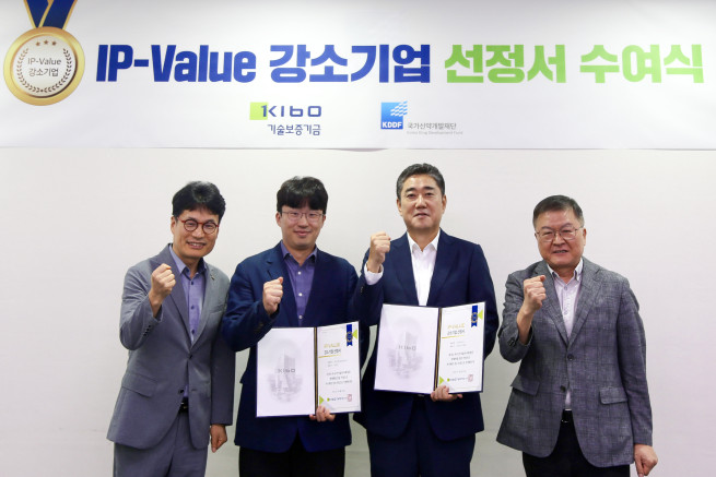 ▲(왼쪽부터) 고준호 기보 중앙기술평가원장, 유준상 스탠드업테라퓨티스 대표, 이재원 티카로스 대표, 박영민 국가신약개발재단 사업단장이 기념촬영을 하고 있다. (사진제공=기술보증기금)