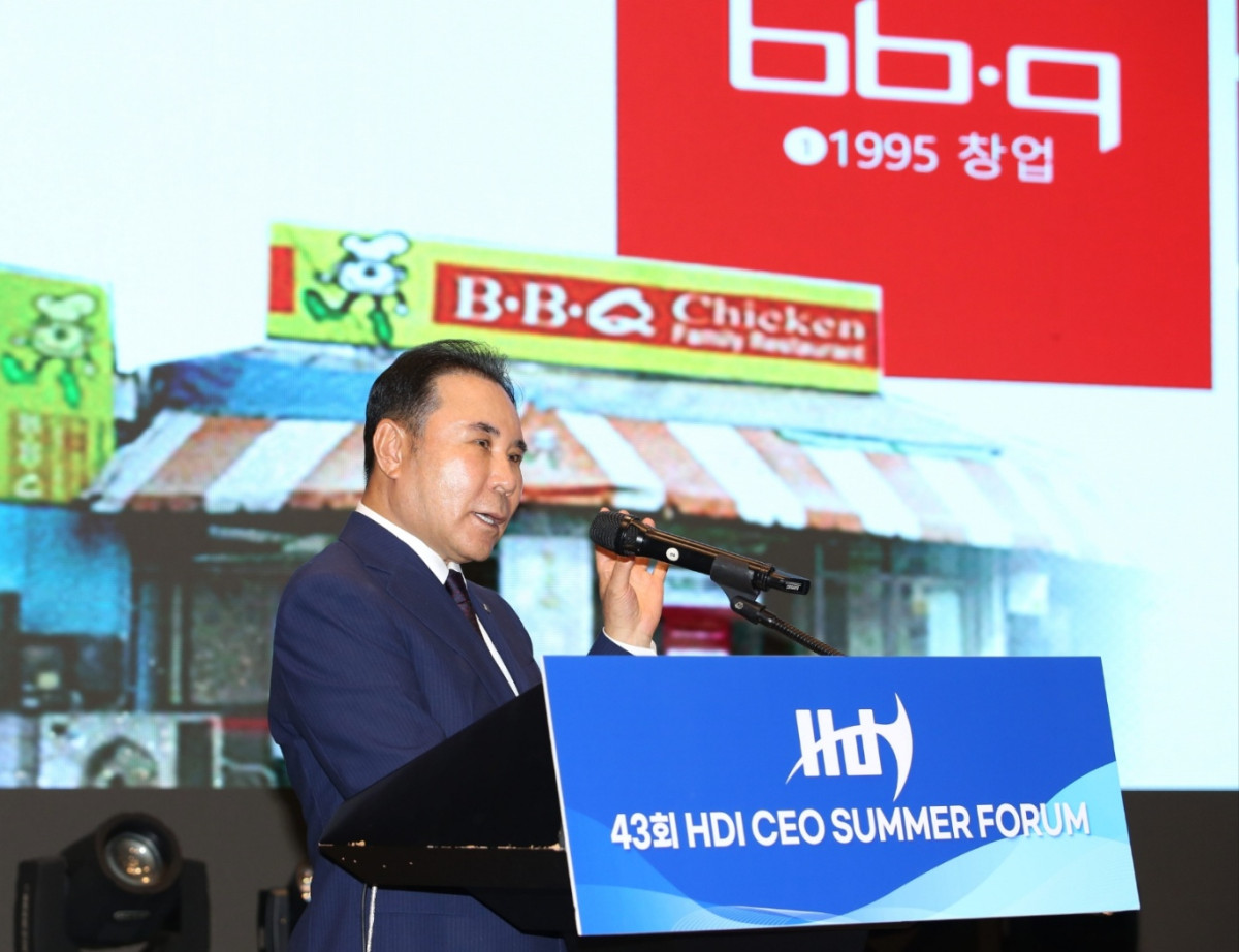 ▲윤홍근 제너시스BBQ 그룹 회장이 강원 강릉 탑스텐 호텔에서 열린 ‘제43회 2026 HDI CEO SUMMER FORUM’에서 ‘위기를 기회로, 세계를 향한 끊임없는 도전’을 주제로 강연했다. 사진은 윤홍근 회장의 강연 모습. (사진제공=제너시스BBQ)