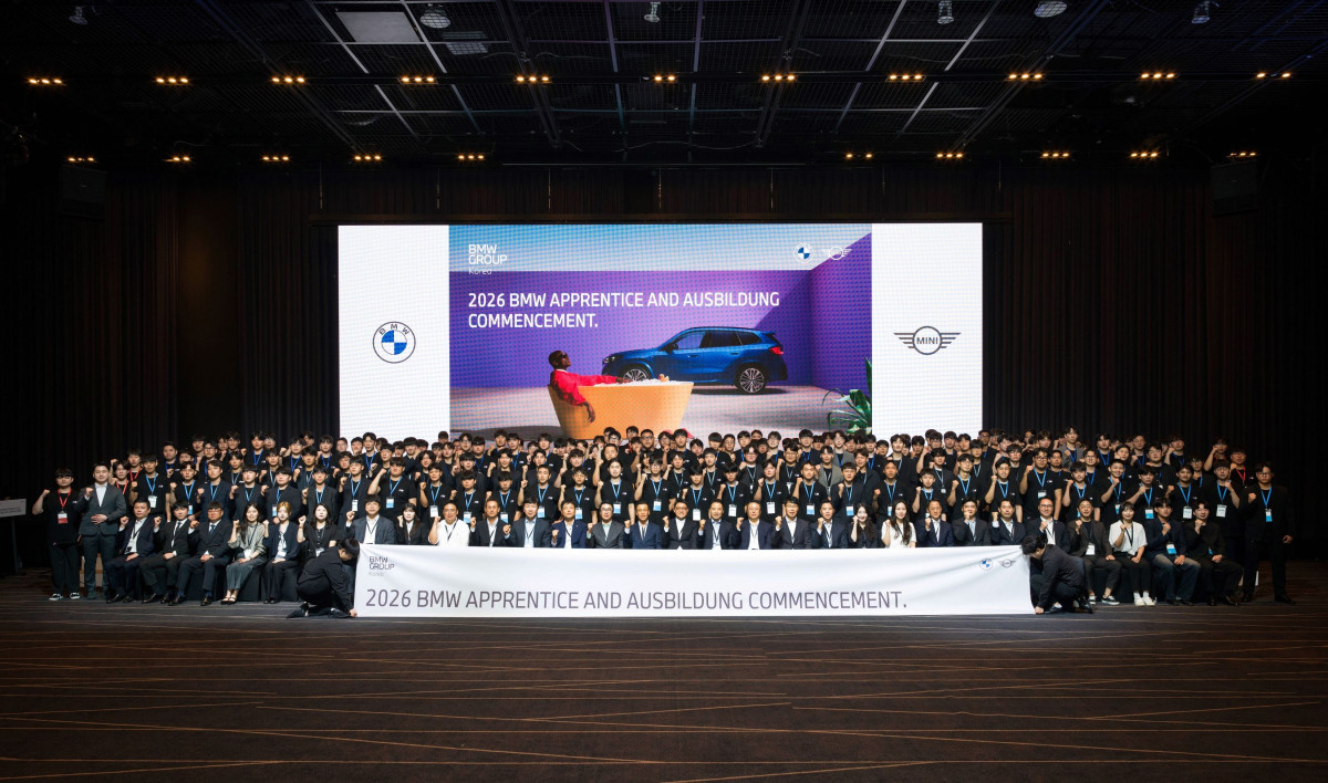 ▲20일 인천 영종도 네스트호텔에서 열린 BMW 어프렌티스 및 아우스빌둥 프로그램 수료식과 신규 기수 발대식에서 기념 사진을 촬영하고 있다. (사진=BMW 그룹 코리아)