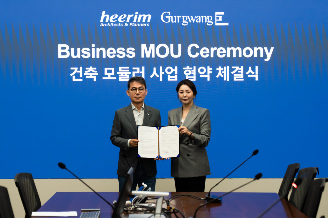 ▲희림과 거광기업은 ‘설계·제작 통합 모듈러 사업을 위한 신규법인 설립 MOU를 체결했다. <왼쪽부터 정영균 희림 회장, 문은경 거광기업 대표> (사진제공 = 희림)