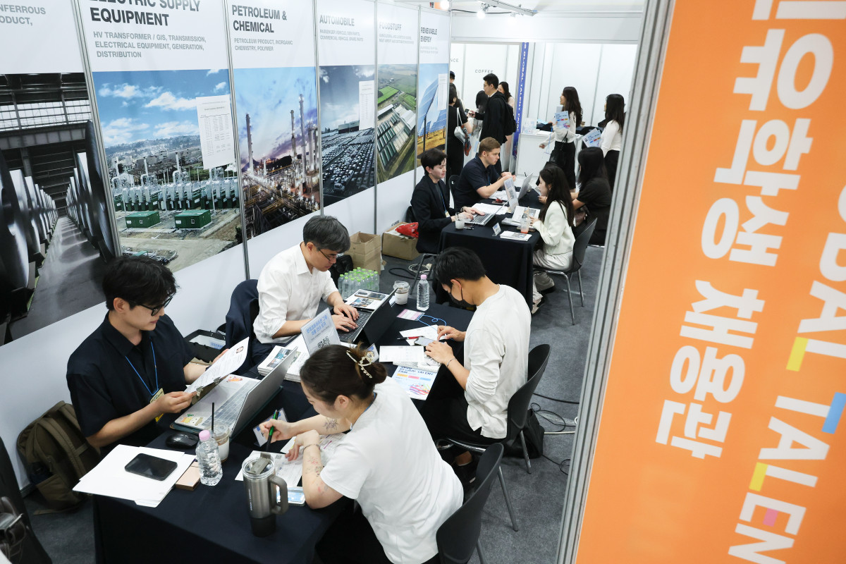 ▲서울 강남구 코엑스에서 개막한 2026 글로벌 탤런트 페어를 찾은 구직자들이 부스에서 상담을 받고 있다. (뉴시스)