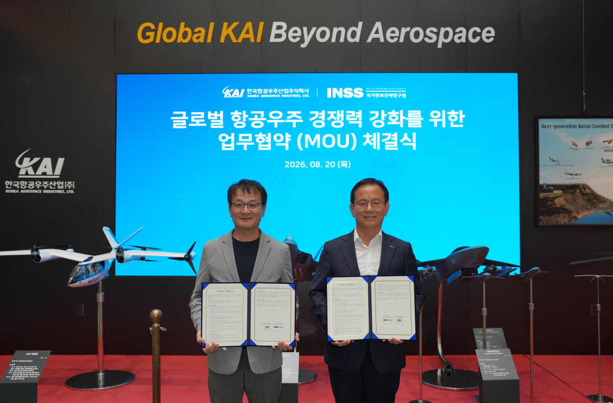 ▲KAI 김종출 대표이사(오른쪽)와 NISS 김성배 연구원장(왼쪽)이 기념사진을 촬영하고 있다 (KAI)