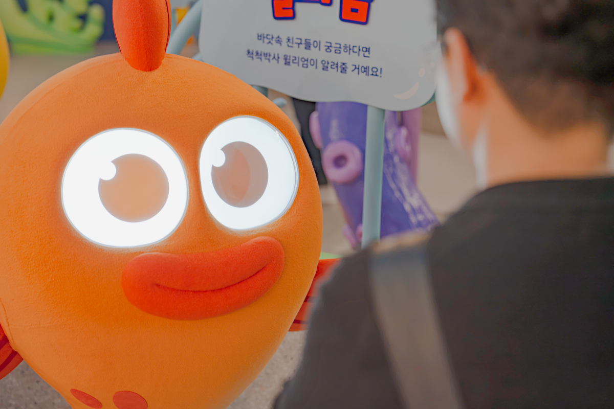 ▲전시 관람객이 AI 인터랙티브 스태츄와 대화하고 있는 모습 (사진제공=셀렉트스타)