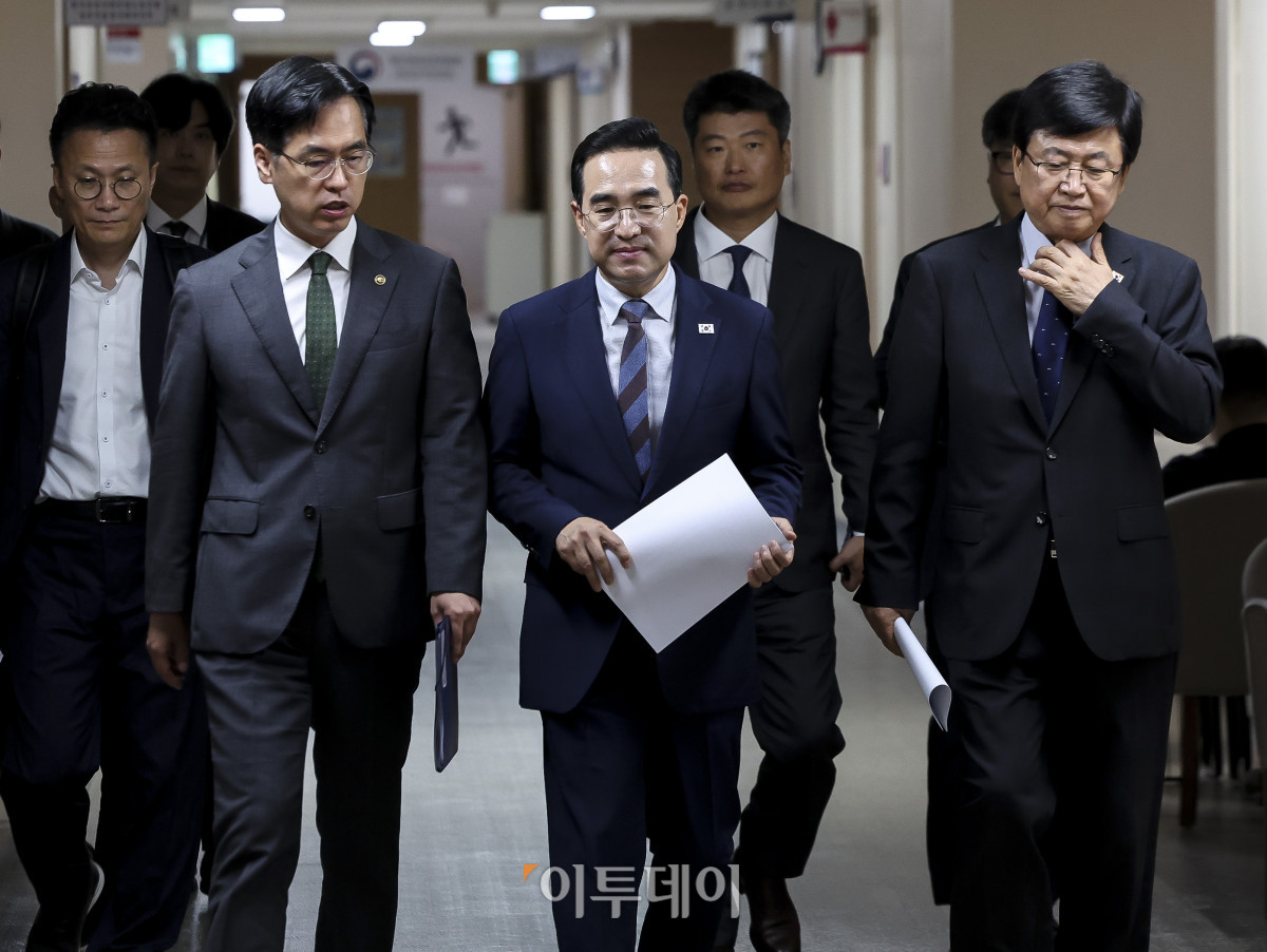 ▲김민재(왼쪽부터) 행정안전부 차관, 박홍근 기획예산처 장관, 최교진 교육부 장관이 21일 서울 종로구 정부서울청사에서 열린 재정운용전략협의회 관계부처 합동브리핑에 참석하고 있다. 고성준 기자 joonko1@