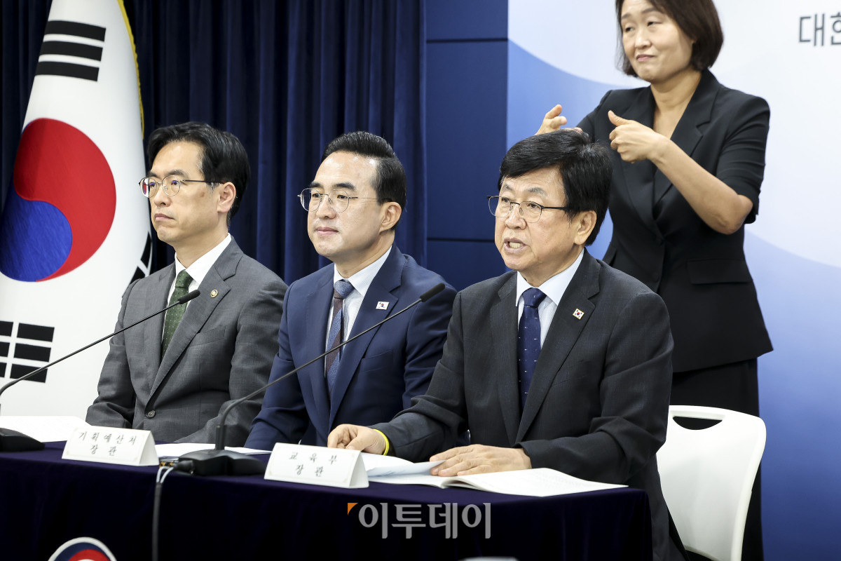 ▲최교진 교육부 장관이 21일 서울 종로구 정부서울청사에서 열린 재정운용전략협의회 관계부처 합동브리핑에서 발언하고 있다. 고성준 기자 joonko1@