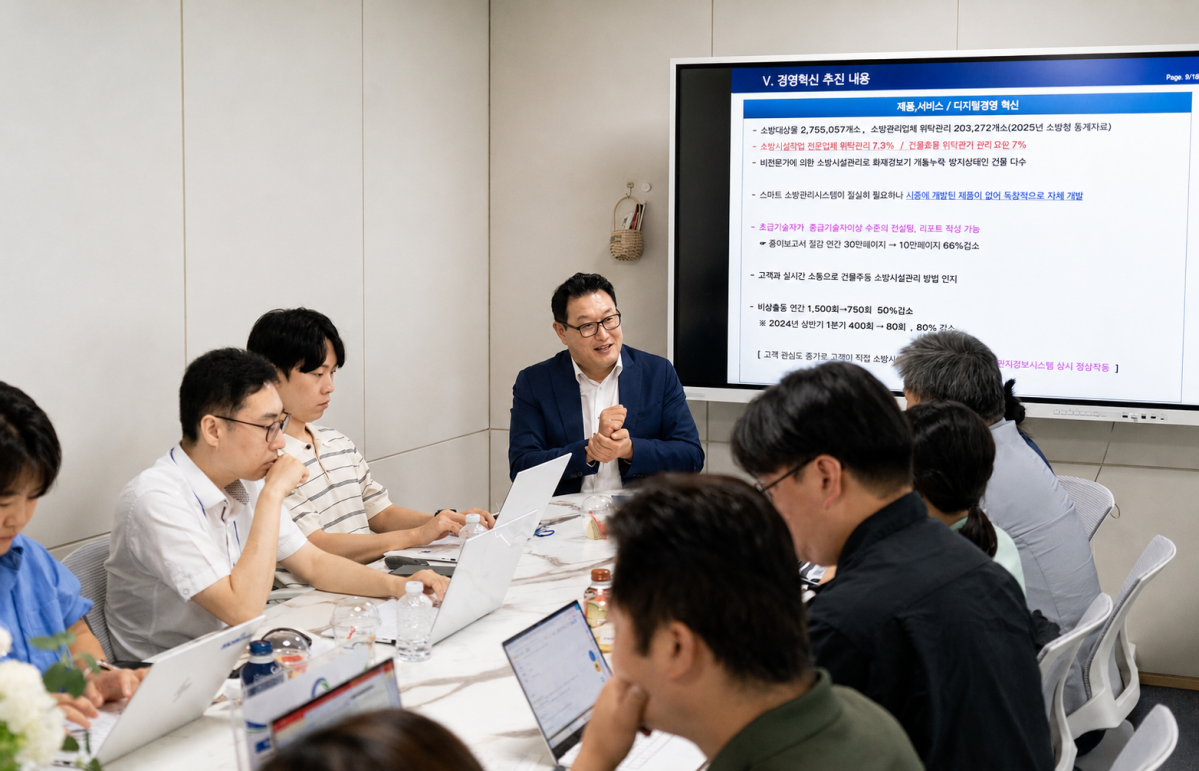 ▲김회택 프라임이엔씨 대표가 20일 경영혁신 우수기업 팸투어에서 기자간담회를 진행하고 있다. (사진제공=메인비즈협회)