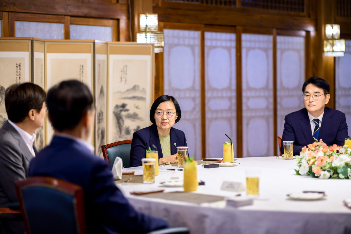 ▲한성숙 국무총리는 21일 서울 종로구 국무총리 서울공관에서 규제합리화위원회 기획조정 특별분과 위원들과 오찬 간담회을 진행했다. (사진제공=총리실)