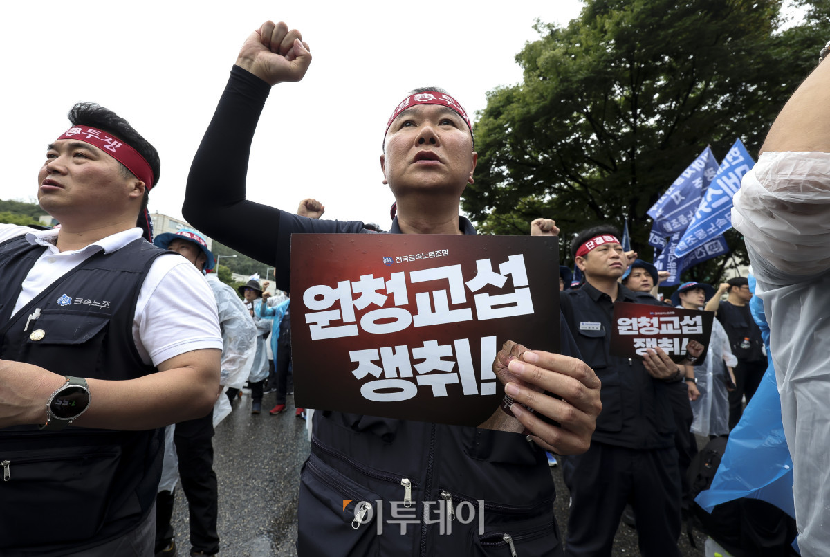▲현대자동차 노동조합이 10년 만에8시간  전면파업에 돌입한 21일 서울 서초구 현대차그룹 본사 앞에서 열린 항의 집회에 참가한 노조원들이 구호를 외치고 있다. 고성준 기자 joonko1@