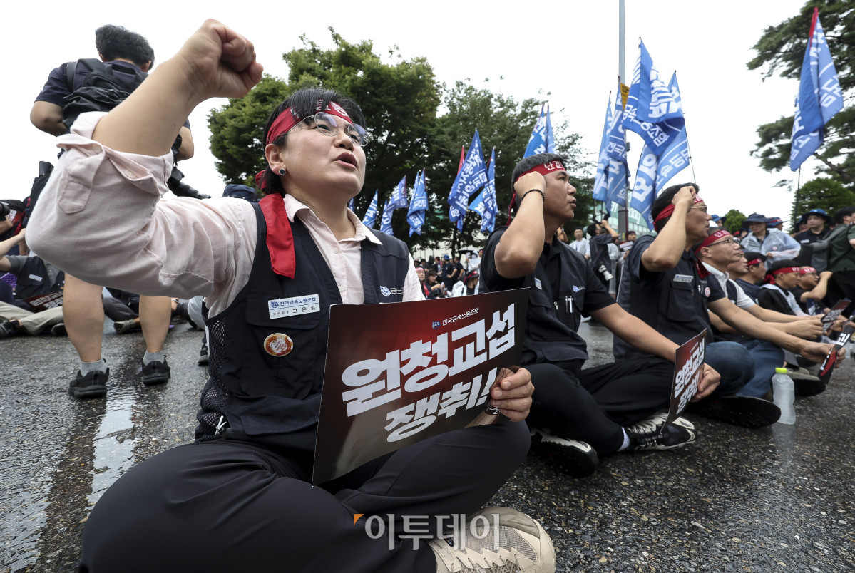 ▲현대자동차 노동조합이 10년 만에 8시간 전면파업에 돌입한 21일 서울 서초구 현대차그룹 본사 앞에서 열린 항의 집회에 참가한 노조원들이 구호를 외치고 있다. 고성준 기자 joonko1@
