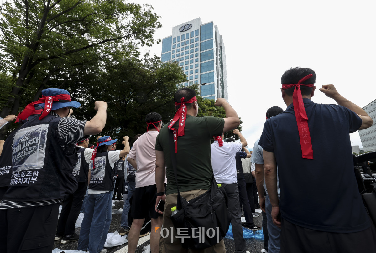 ▲현대자동차 노동조합이 10년 만에 8시간 전면파업에 돌입한 21일 서울 서초구 현대차그룹 본사 앞에서 열린 항의 집회에 참가한 노조원들이 구호를 외치고 있다. 고성준 기자 joonko1@