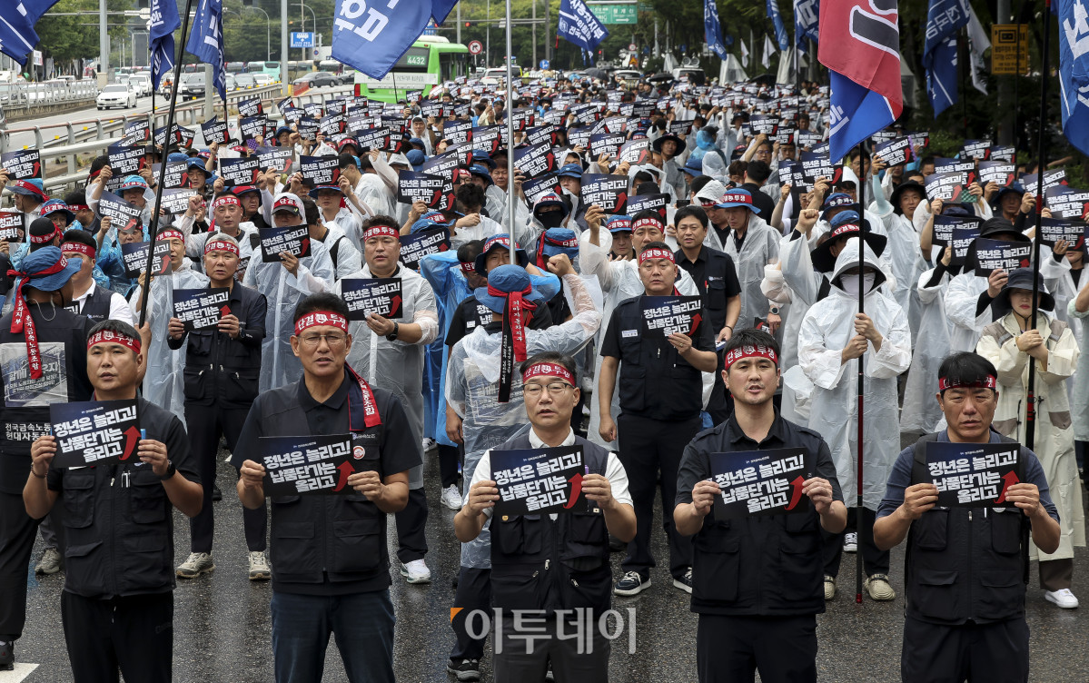 ▲현대자동차 노동조합이 10년 만에 8시간 전면파업에 돌입한 21일 서울 서초구 현대차그룹 본사 앞에서 열린 항의 집회에 참가한 노조원들이 구호를 외치고 있다. 고성준 기자 joonko1@