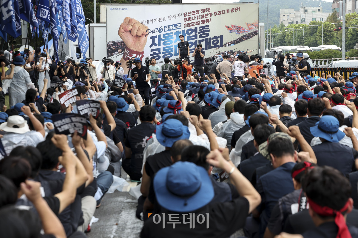 ▲현대자동차 노동조합이 10년 만에 8시간 전면파업에 돌입한 21일 서울 서초구 현대차그룹 본사 앞에서 열린 항의 집회에 참가한 노조원들이 구호를 외치고 있다. 고성준 기자 joonko1@