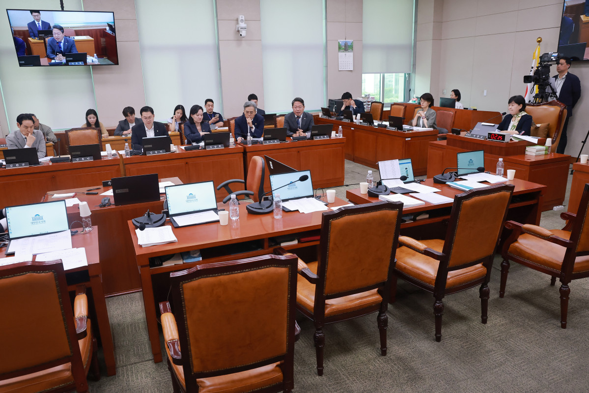▲21일 국회에서 열린 국회 법제사법위원회 전체회의에서 국민의힘 법사위원들이 조희대 대법원장과 노경필 법원행정처장에 대한 증인 출석 요구의 건 처리에 반대하며 퇴장해 자리가 비어 있다. 사진=연합뉴스