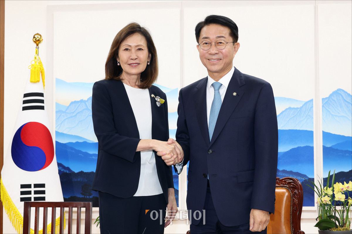 ▲미셸 스틸(왼쪽) 주한미국대사가 21일 서울 여의도 국회 의장실에서 조정식 국회의장을 예방하고 있다. 국회사진기자단