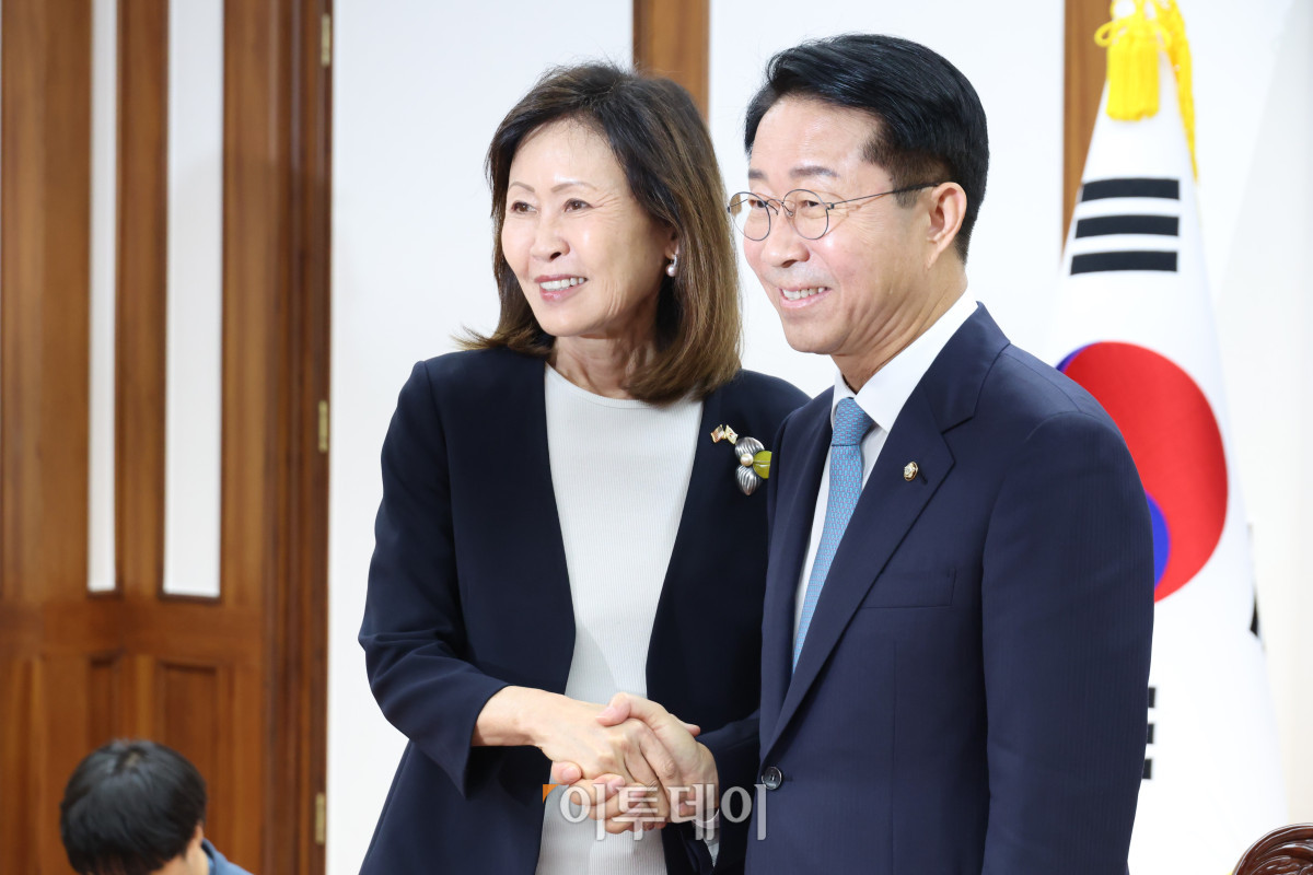 ▲미셸 스틸(왼쪽) 주한미국대사가 21일 서울 여의도 국회 의장실에서 조정식 국회의장을 예방하고 있다. 국회사진기자단