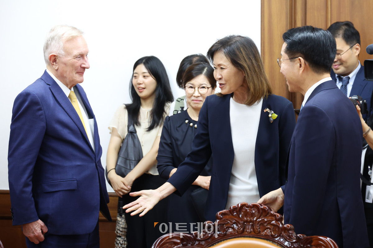 ▲미셸 스틸(가운데) 주한 미국 대사가 21일 서울 여의도 국회 의장실에서 조정식(오른쪽) 국회의장을 예방하며 남편인 숀 스틸 변호사를 소개하고 있다. 국회사진기자단