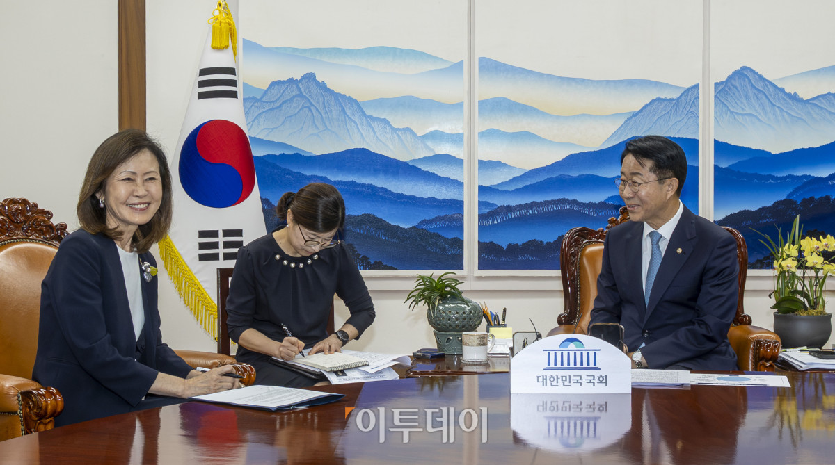 ▲미셸 스틸(왼쪽) 주한미국대사가 21일 서울 여의도 국회 의장실에서 조정식 국회의장을 예방하고 있다. 국회사진기자단