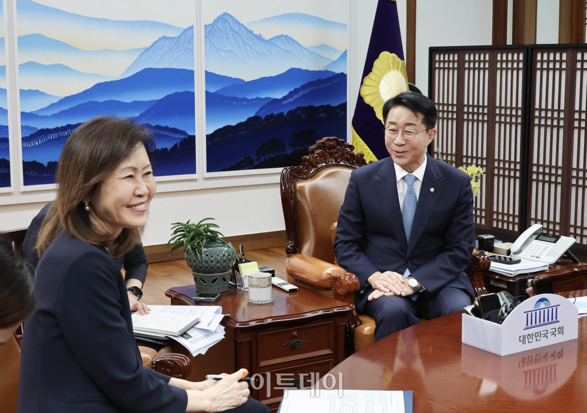 ▲미셸 스틸(왼쪽) 주한미국대사가 21일 서울 여의도 국회 의장실에서 조정식 국회의장을 예방하고 있다. 국회사진기자단
