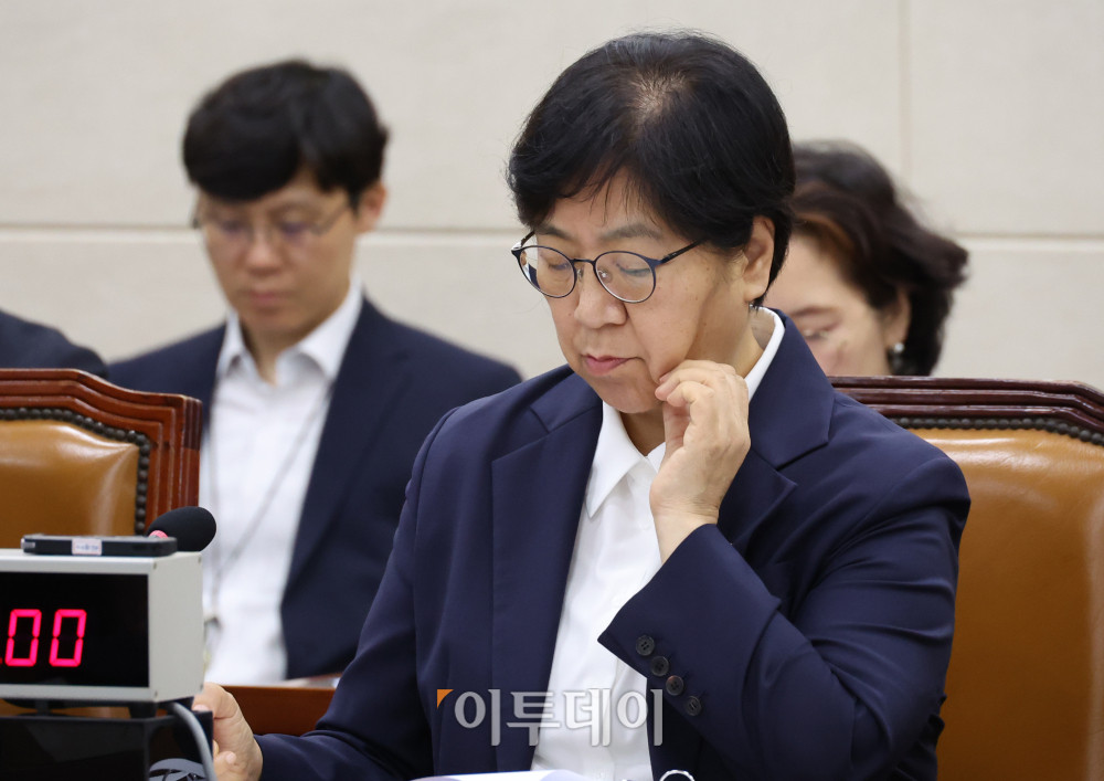 ▲정은경 보건복지부 장관이 21일 서울 여의도 국회 보건복지위원회에서 열린 연금개혁 특별위원회 전체회의에서 자료를 살펴보고 있다. 고이란 기자 photoeran@