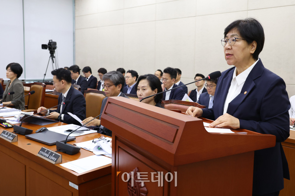 ▲정은경 보건복지부 장관이 21일 서울 여의도 국회 보건복지위원회에서 열린 연금개혁 특별위원회 전체회의에서 업무보고를 하고 있다. 고이란 기자 photoeran@