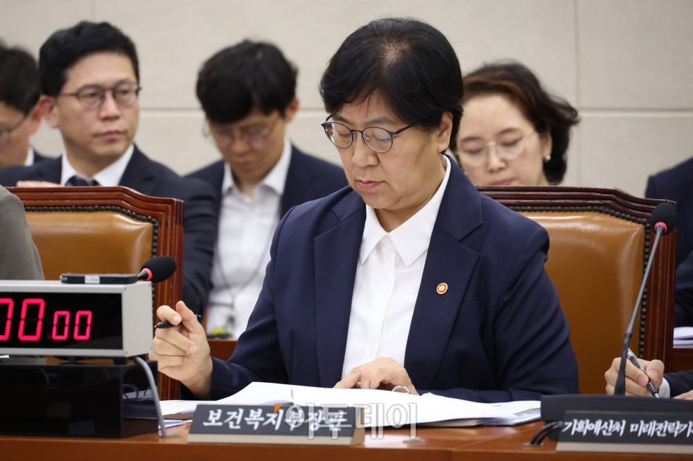 ▲정은경 보건복지부 장관이 21일 서울 여의도 국회 보건복지위원회에서 열린 연금개혁 특별위원회 전체회의에서 업무보고를 하고 있다. 고이란 기자 photoeran@