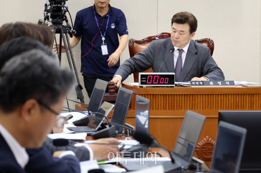 ▲21일 서울 여의도 국회 보건복지위원회에서 열린 연금개혁 특별위원회 전체회의에서 윤영석 위원장이 의사봉을 두드리고 있다. 고이란 기자 photoeran@