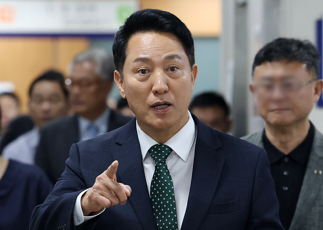 ▲오세훈 서울시장이 21일 서울 서초구 서울고등법원에서 열린 여론조사비 대납 의혹 관련 항소심 1차 공판에 출석하고 있다. (뉴시스)
