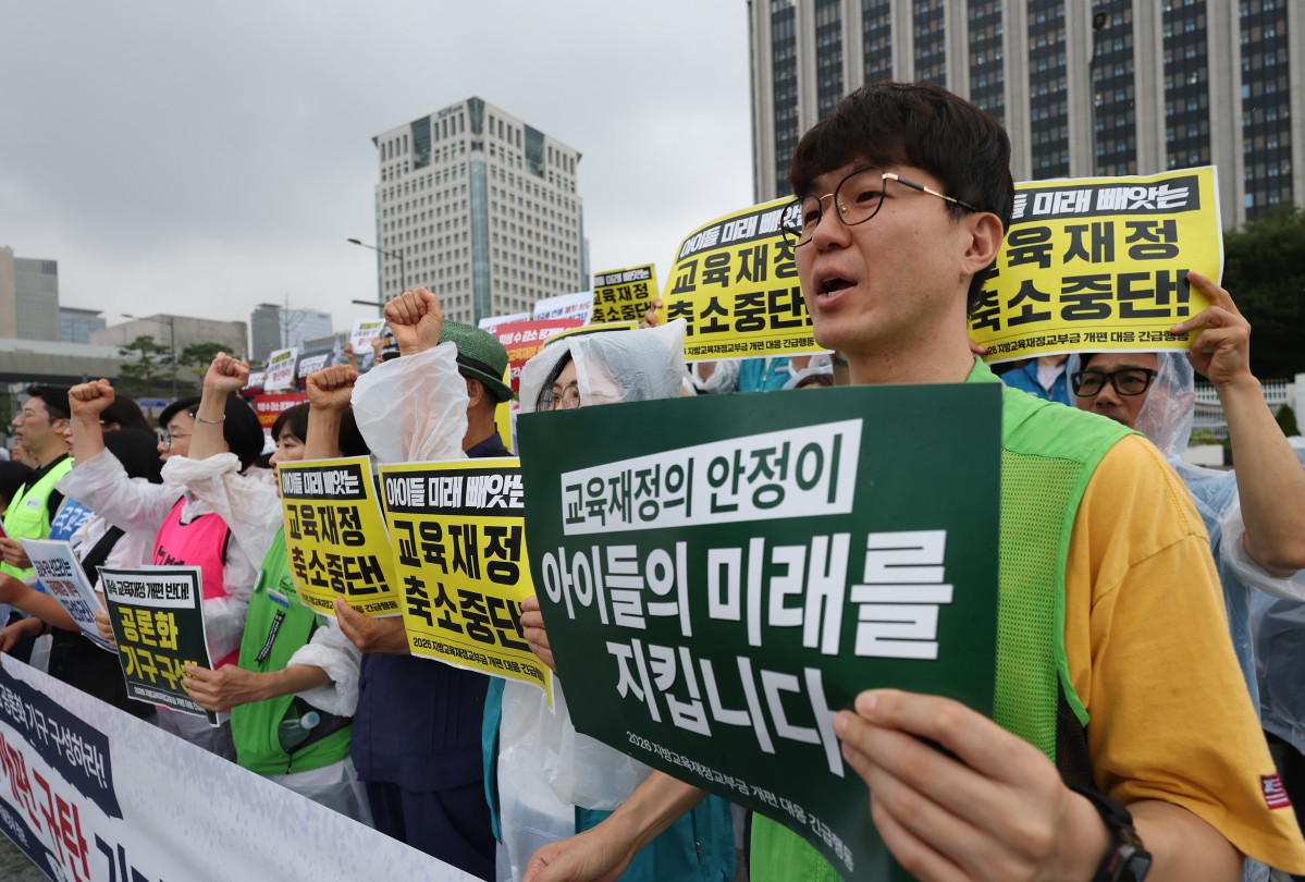 ▲21일 정부서울청사 앞에서 '지방교육재정교부금 개편 대응 긴급행동' 주최로 열린 교육교부금 개편 규탄 회견에서 교육·시민·사회단체들이 교육재정 개편의 전면 백지화를 촉구하며 구호를 외치고 있다. (연합뉴스)