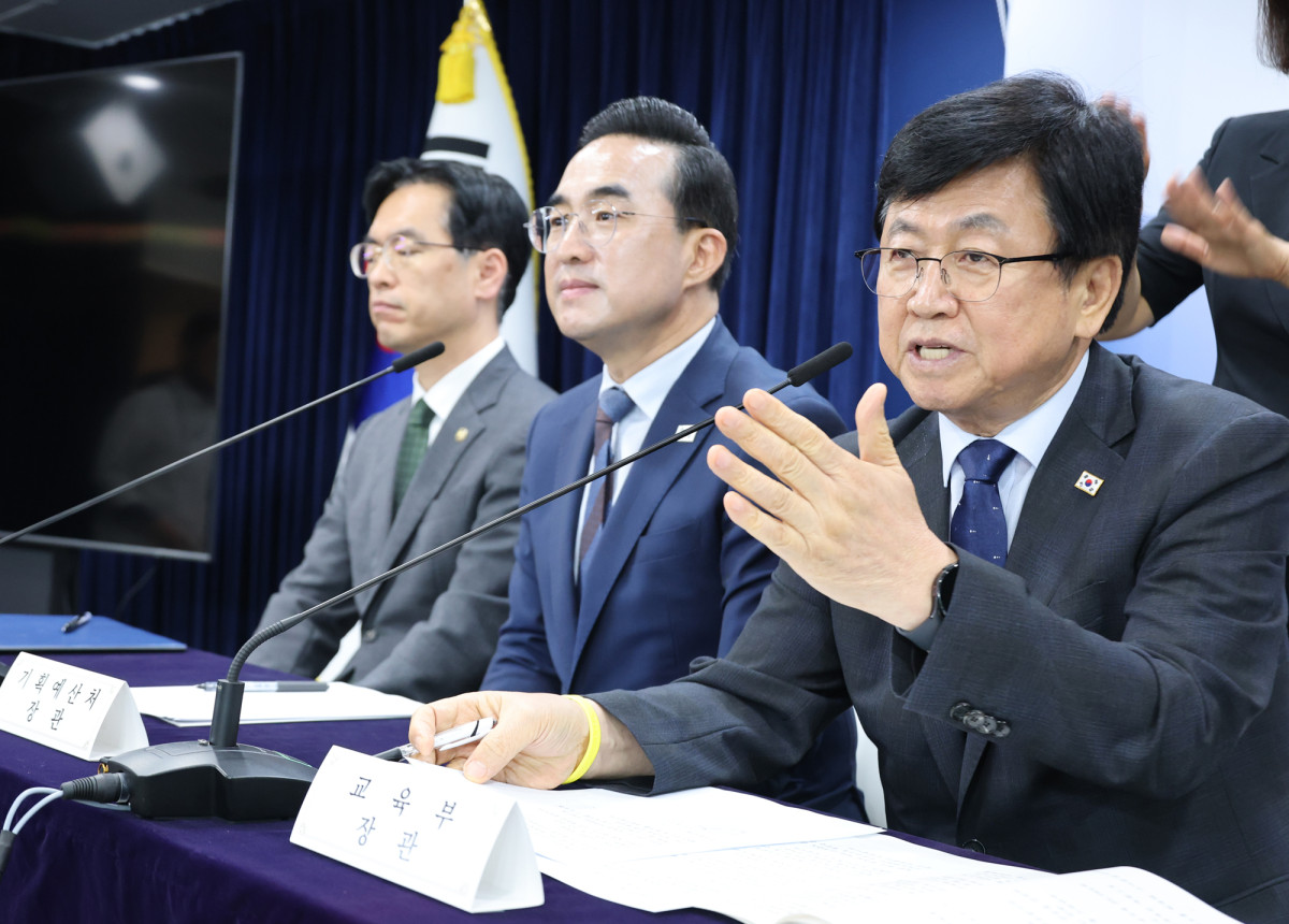 ▲최교진 교육부 장관(오른쪽)이 21일 서울 종로구 정부서울청사에서 지방교육재정교부금 개편 관계부처 합동브리핑에서 질문에 답하고 있다. (연합뉴스)