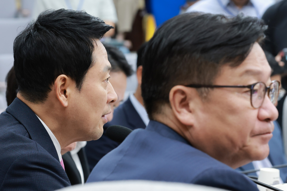 ▲국민의힘 장동혁 대표가 20일 국회에서 국민의힘 정책위원회와 여의도연구원이 연 이재명 정부 2년차 평가 토론회 '벼랑 끝 서민·중산층, 흔들리는 대한민국'에 참석해 인사말하고 있다. 오른쪽은 같은 당 정점식 원내대표. (연합뉴스)