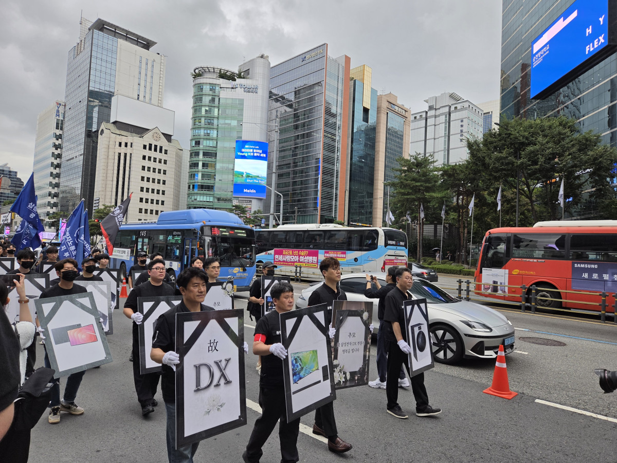 ▲21일 삼성전자 동행노조 조합원들이 서울 강남역사거리를 횡단하고 있다. 손희정 기자sonhj1220@