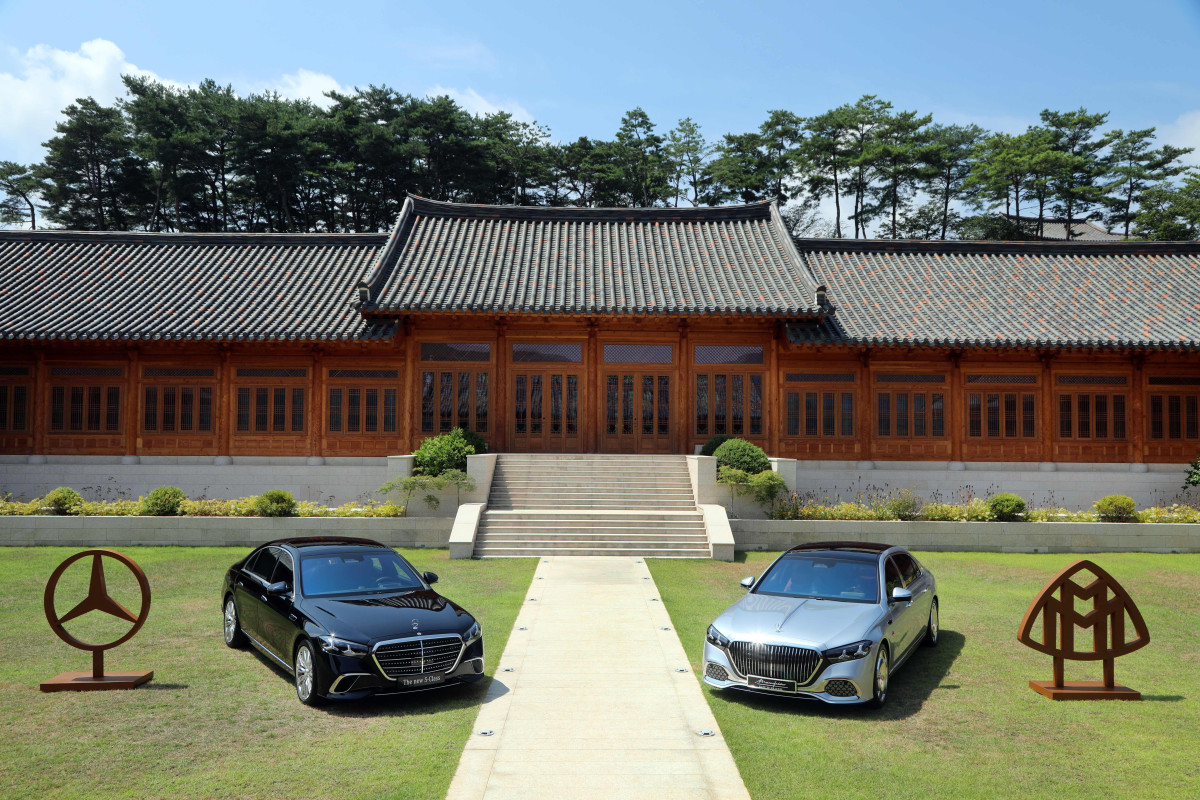 ▲(왼쪽부터) '더 뉴 메르세데스-벤츠 S-클래스'와 '더 뉴 메르세데스-마이바흐 S-클래스 마누팍 투어' (사진=메르세데스-벤츠 코리아)