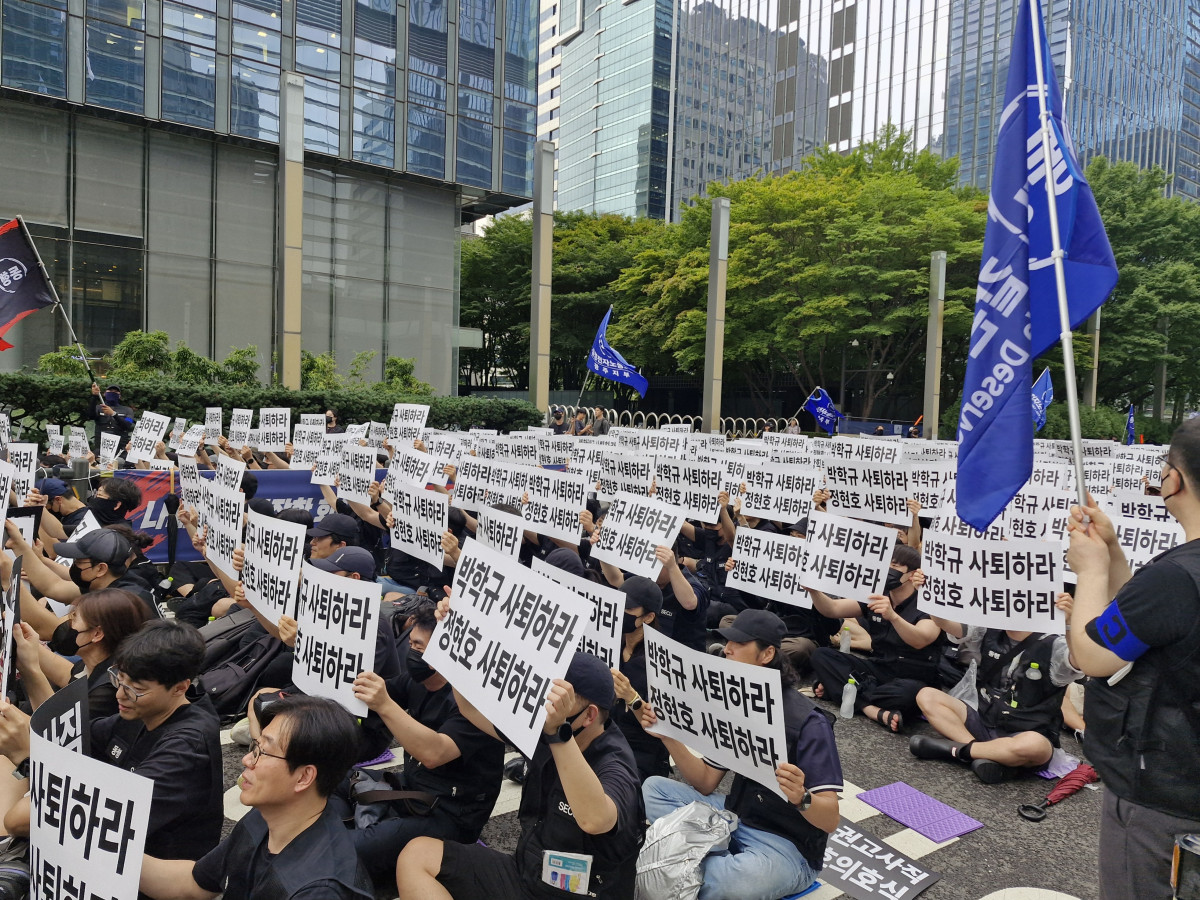 ▲삼성전자 동행노조 조합원들이 피켓을 들고 경영진의 책임을 촉구하는 구호를 외치고 있다. 손희정 기자sonhj1220@