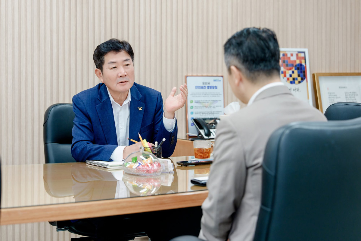 ▲용호 오산시장이 21일 집무실에서 버스 운영업체 관계자를 만나 5300번 광역버스에 새로 투입되는 2층 전기저상버스 4대의 운행 준비와 안전관리를 꼼꼼히 챙겨달라고 당부하고 있다. 오산과 서울 강남을 잇는 5300번에는 9월부터 2층 전기버스 4대가 기존 단층버스를 대체해 운행한다. (조용호 오산시장 페이스북)