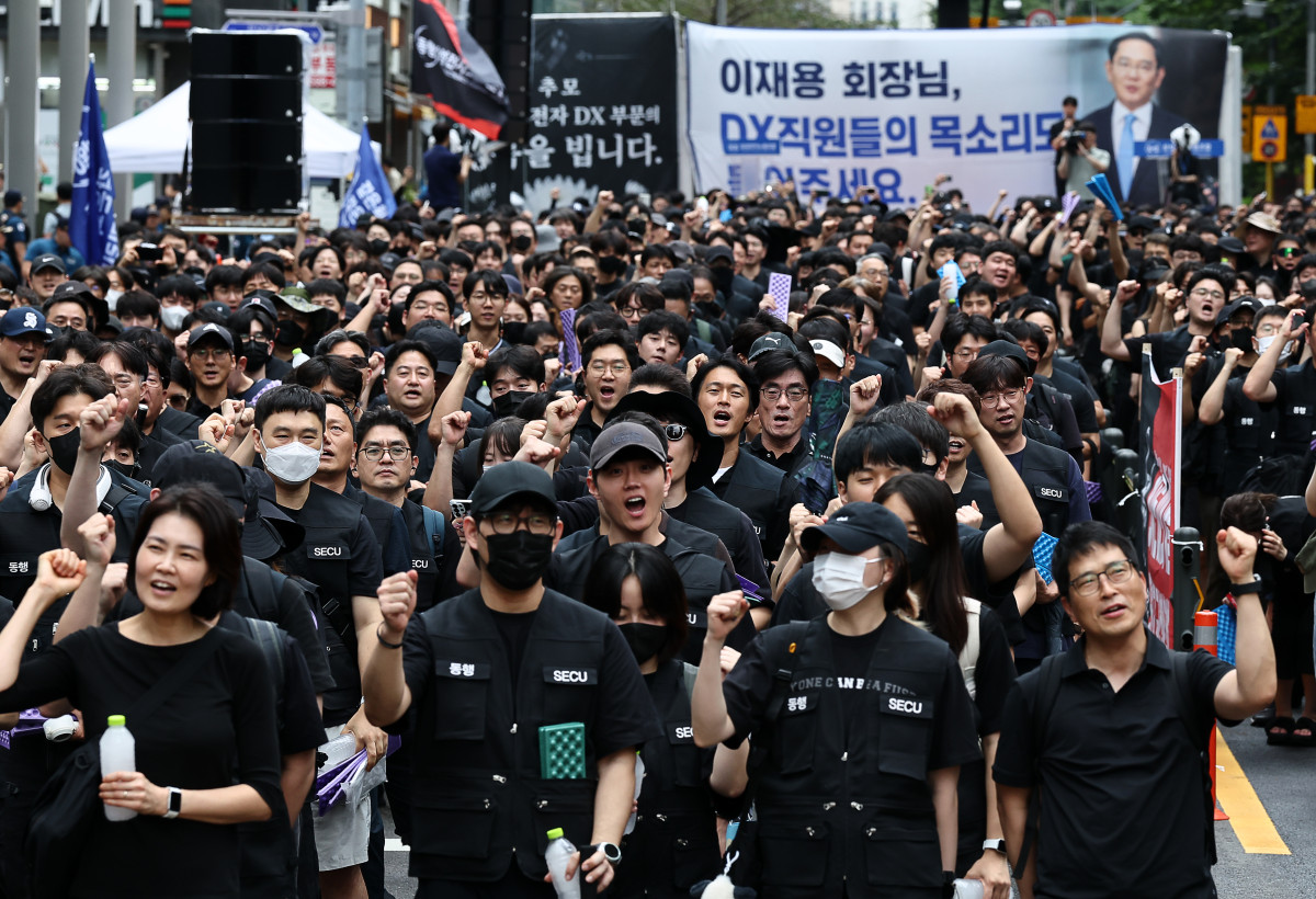 ▲21일 서울 삼성 서초사옥 인근에서 열린 삼성전자 DX노조의 'DS부문과 보상격차 해소 요구 집회'에서 참석자들이 구호를 외치고 있다. (연합뉴스)