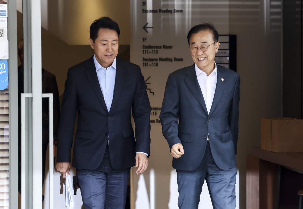 ▲김윤덕(오른쪽) 국토교통부 장관과 오세훈 서울시장이 20일 오전 서울 중구 달개비에서 주택공급 관련 논의를 위한 회동을 마친 뒤 자리를 나서고 있다. 고성준 기자 joonko1@ (이투데이DB)